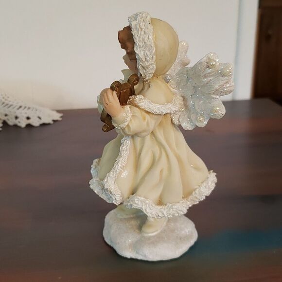 Lovely Vintage Resin Angel with Harp Figurine and Sparkly Wings - Picture 4 of 9